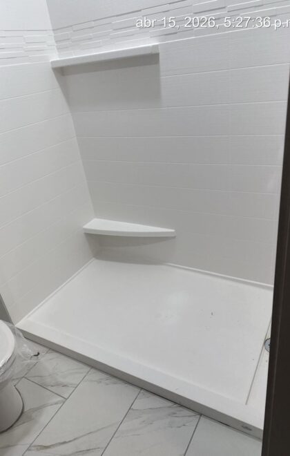 Tiled shower with corner seat and wall niche